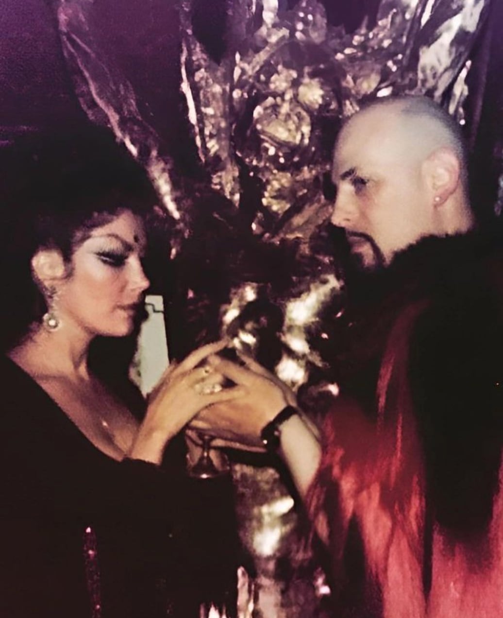 Irma Serrano con la estatua del diablo