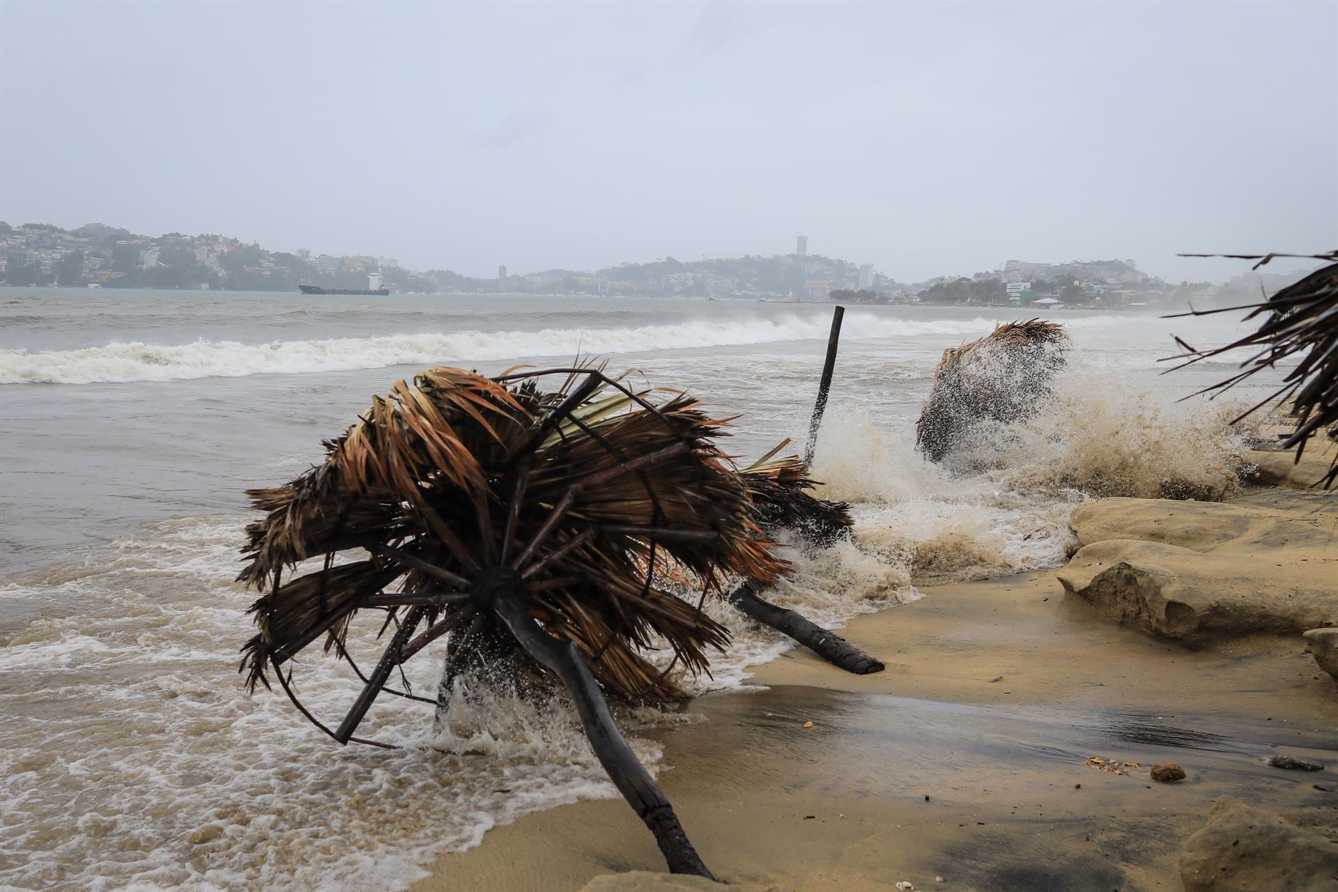 Fuerte oleaje en playa de Acapulco