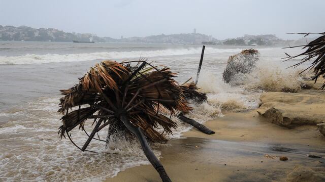Oleaje en playa de Acapulco por Nora