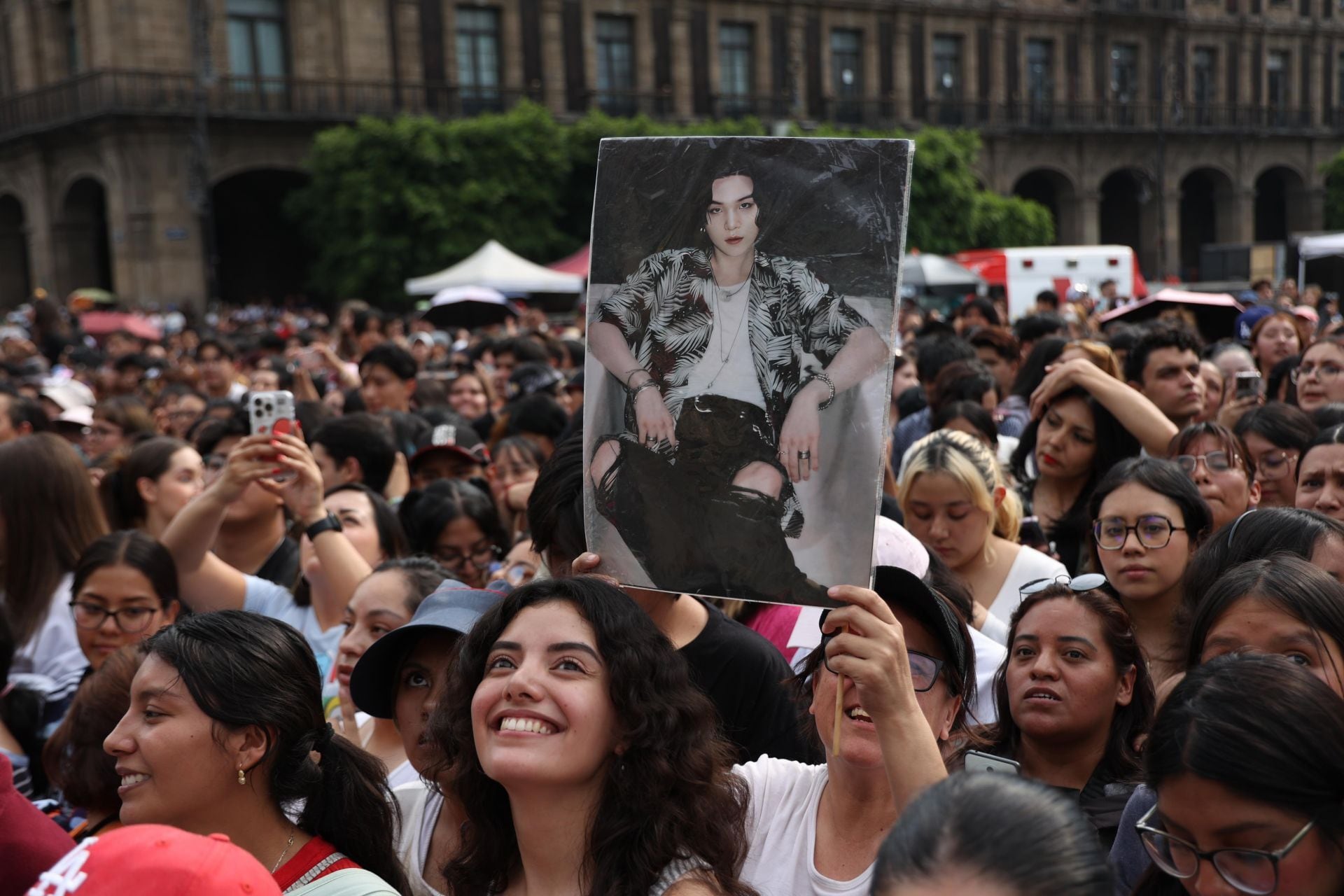 ARMYs llegan al Zócalo por rumores de una aparición de BTS en Palacio Nacional