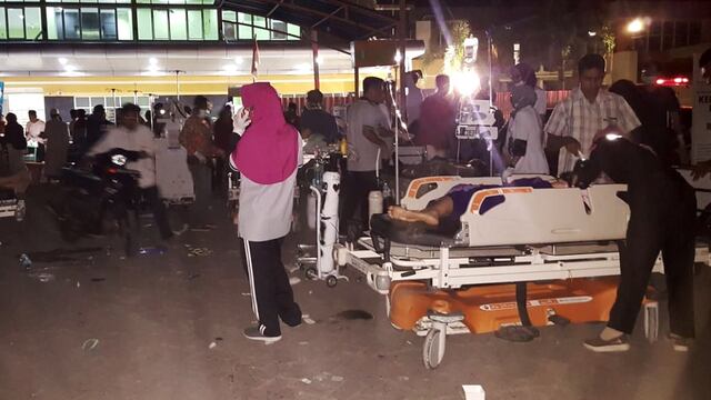 Gente siendo atendida en hospital tras sismo de 7 grados