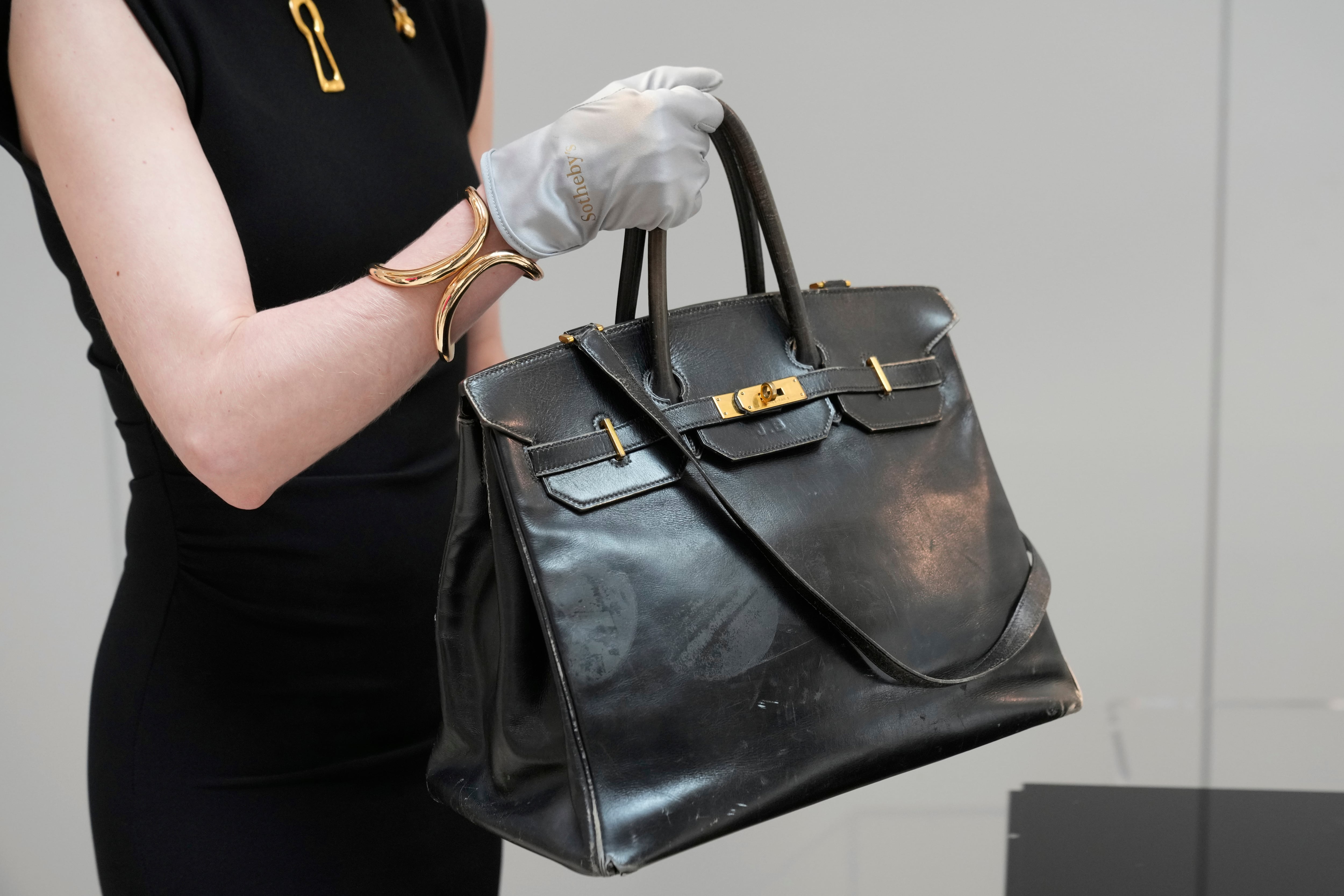 Te contamos el millonario precio en subasta en el que se vendió el primer bolso de Jane Birkin.
