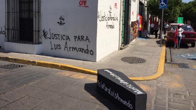 Compañeros de Luis Armando protestaron ayer a las afueras de la Fiscalía General del estado.
