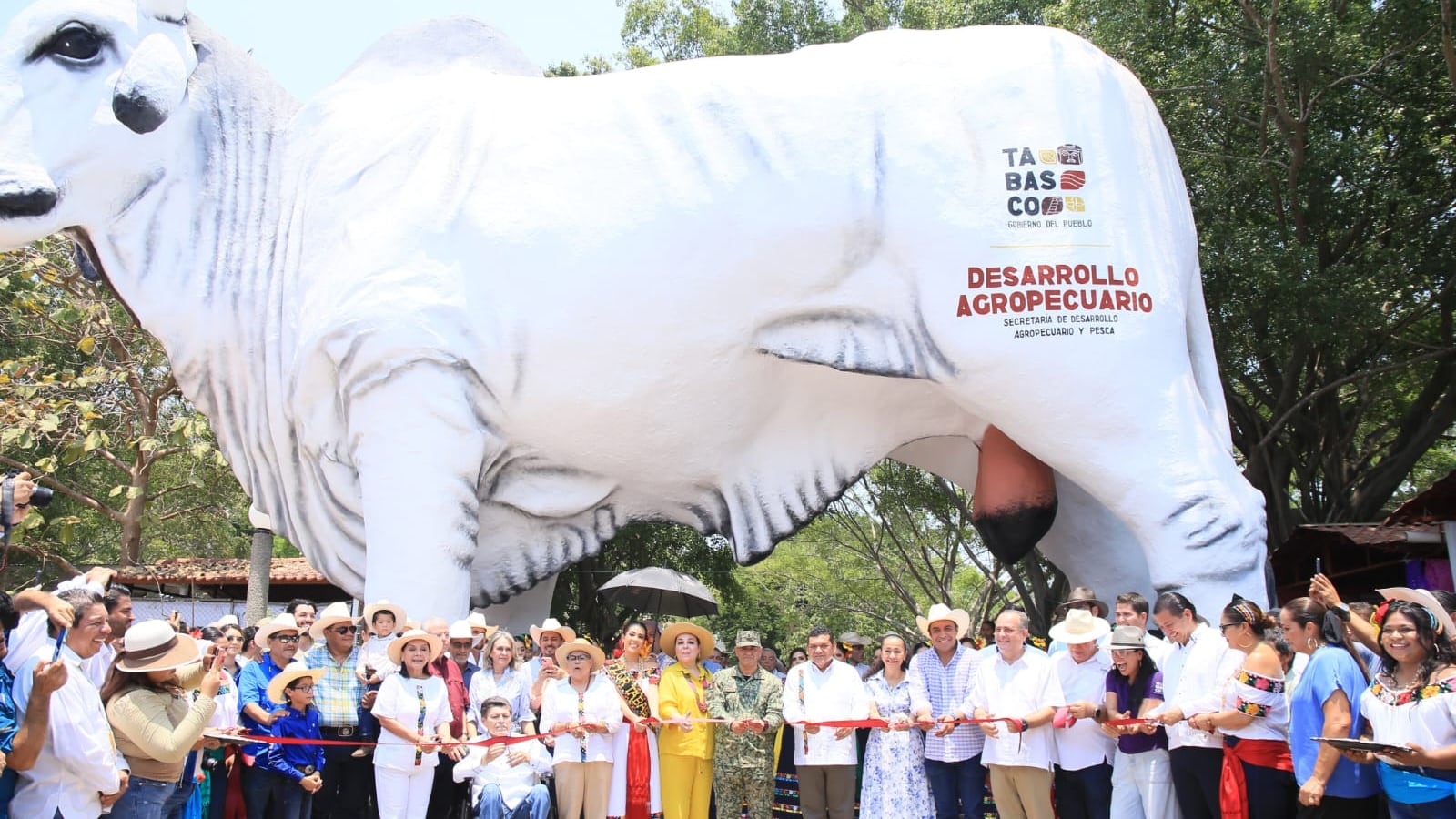 Javier May participó en la inauguración del stand de la Sedap en la Feria Tabasco 2025