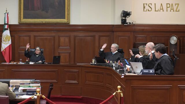 SCJN se une a la protesta de luto en silencio de trabajadores