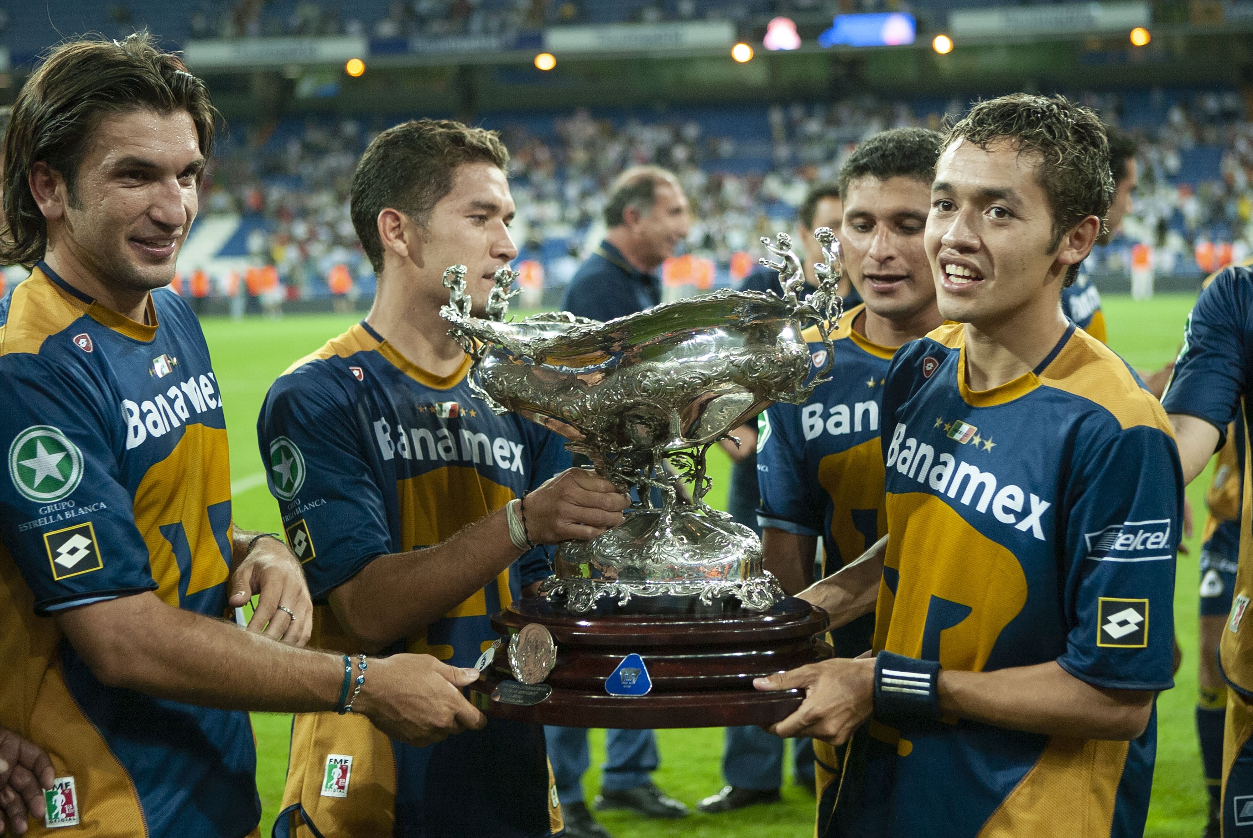 Parejita López tras ganar el Trofeo Santiago Bernabéu con Pumas.