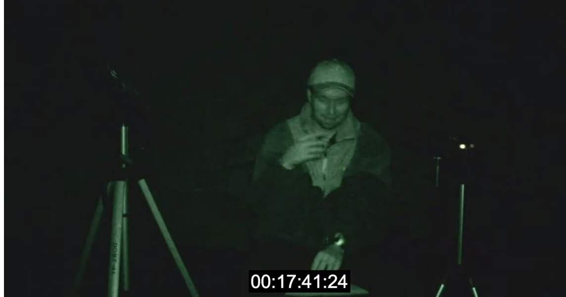 Callux en la habitación oscura y silenciosa