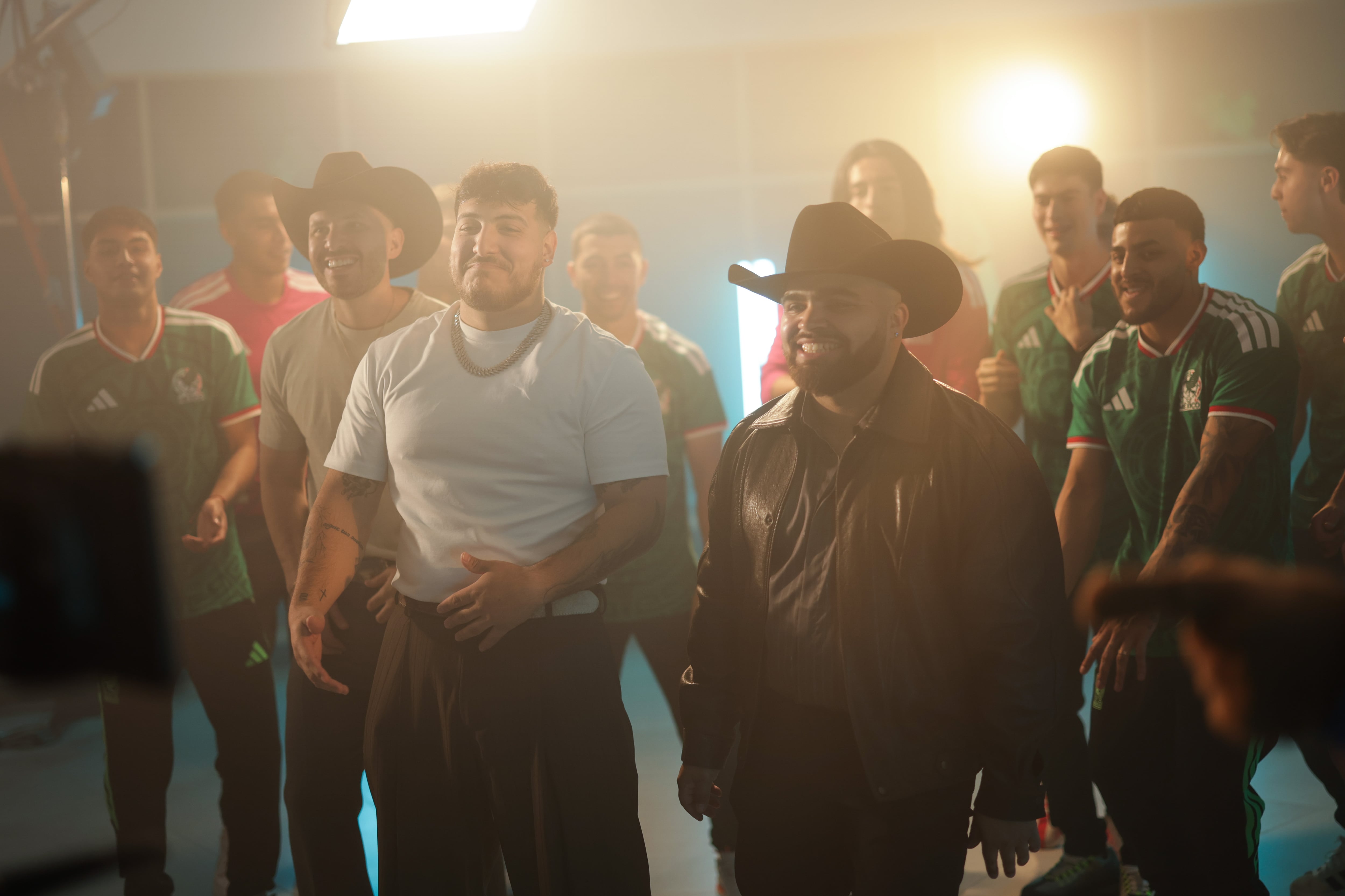 La historia detrás de Alexis Vega y Javier Aguirre en el video de Grupo Frontera