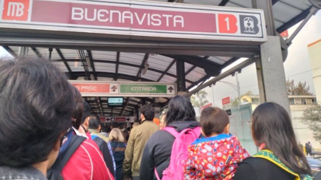 Largas filas en el Metrobús CDMX