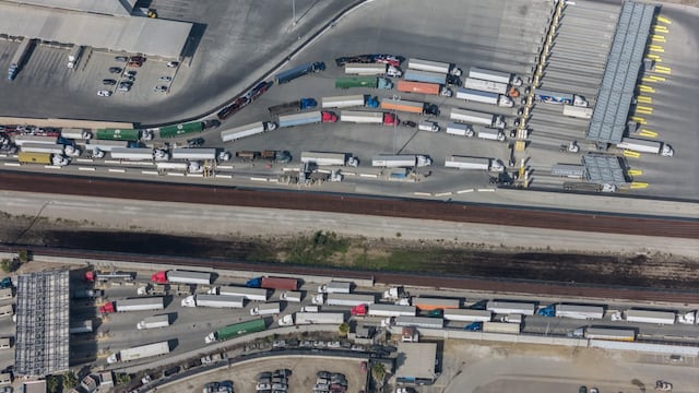 Fila de tractocamiones en el acceso a la garita aduana de Otay Mesa