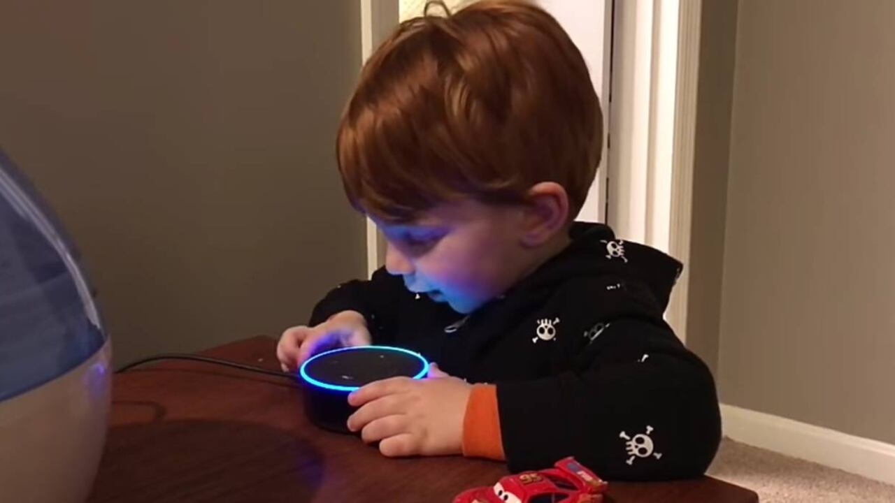 El asistente virtual de Amazon recomendó "porno" a un niño (VIDEO)