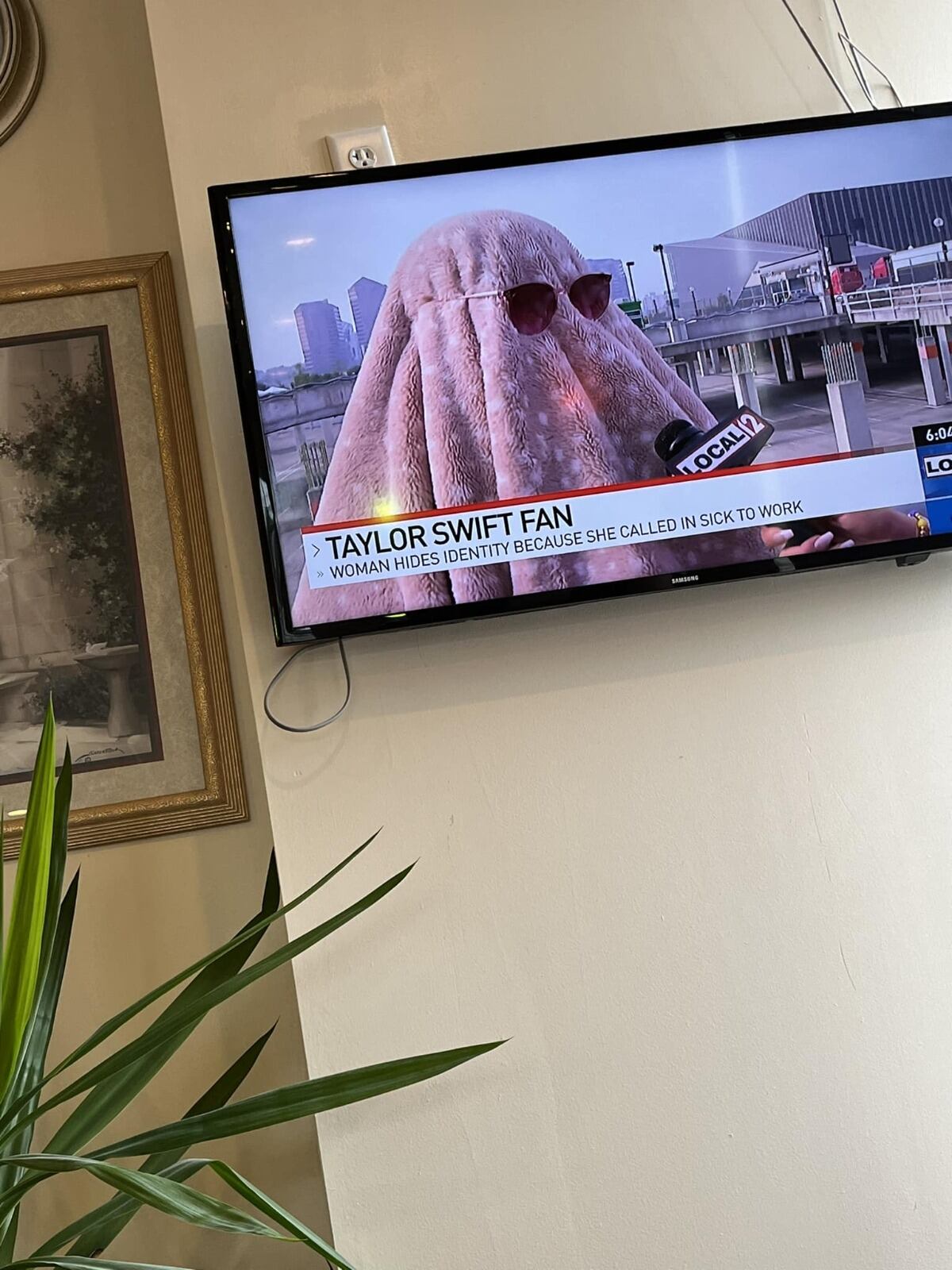 Fan de Taylor Swift se disfraza del fantasma de Anti-Hero para no ser reconocida en su trabajo