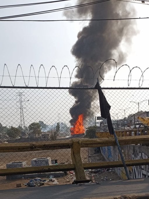 Incendio en Río de los Remedios, con dirección a autopista México-Pachuca