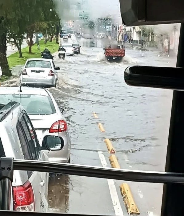 Así quedó la vía Gustavo Baz por inundaciones tras lluvias en Tlalnepantla, Estado de México