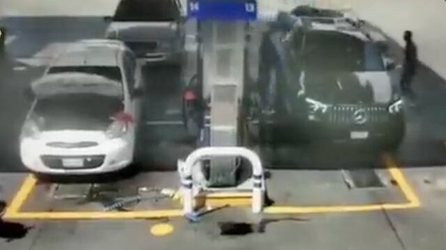 VIDEO: Hombre presencia intento de asalto y avienta su auto a ladrón en CDMX