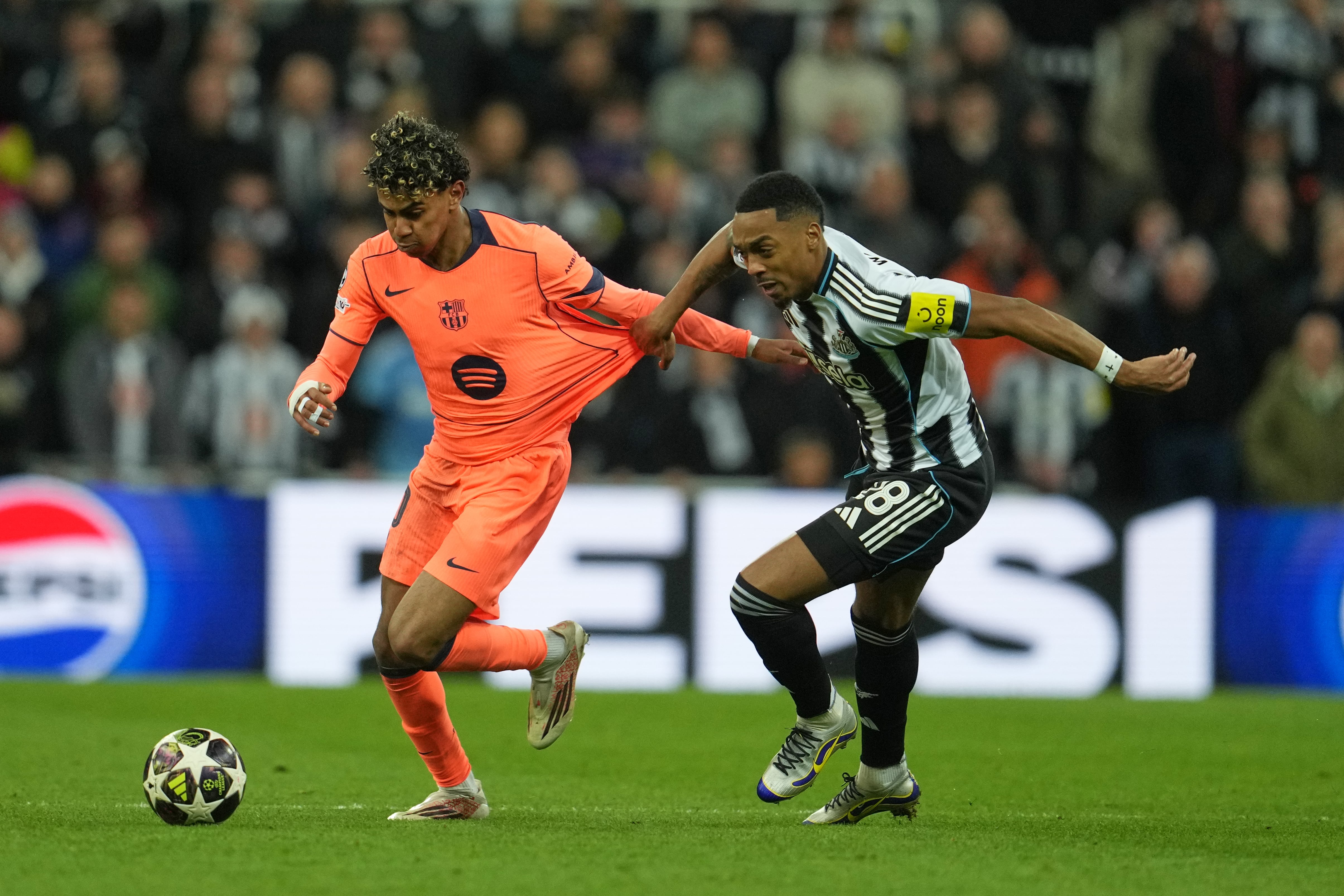Barcelona rescata empate ante Newcastle en la ida de octavos de Champions League.