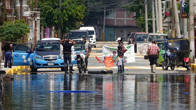 Habitantes de la colonia Culturas de México viven entre excrementos y aguas negras desde hace 15 días