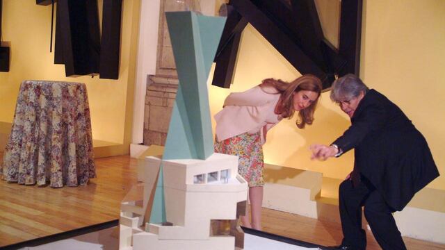 El artista Sebastián contempla la maqueta de su proyecto original, en imagen del año 2004.