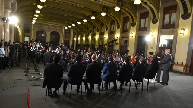 Cuauhtémoc, Ciudad de México, México, 03 septiembre de 2019.
Andrés Manuel López Obrador, Presidente de México en conferencia de prensa Matutina en el Salón Tesorería de Palacio Nacional. Acompaña al mandatario: Zoé Robledo, Director del IMSS; Alejandra Frausto Guerrero, Secretaria de Cultura; Jenaro Villamil, presidente del Sistema Público de Radiodifusión del Estado Mexicano (SPR); Esteban Moctezuma Barragán, Secretario de Educación Pública; Jesús Ramírez Cuevas. Coordinador General de Comunicación Social y Vocero del Gobierno de la República; Eduardo Villegas Megías, Coordinador de Memoria Histórica y Cultural de México y Pedro Salmerón, director del Instituto Nacional de Estudios Históricos de la Revolución Mexicana (INERHM).
Foto: Presidencia
Conferencia de prensa de AMLO en Palacio Nacional.