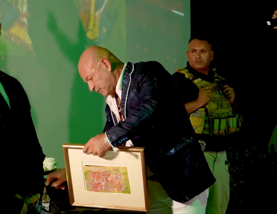 Martin Mobarak descubre el cuadro de Frida Kahlo.