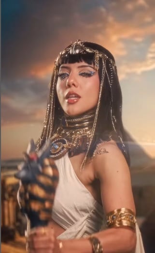 Doris Jocelyn en el trend Cleopatra de TikTok.