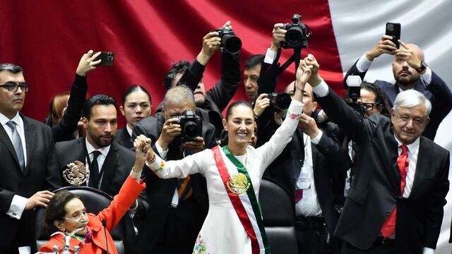 Ifigenia Martínez, presidenta de la mesa directiva, y Andrés Manuel López Obrador, ex presidente de México, levantan los brazos de Claudia Sheinbaum, luego de tomar protesta como Presidenta Constitucional de los Estados Unidos Mexicanos