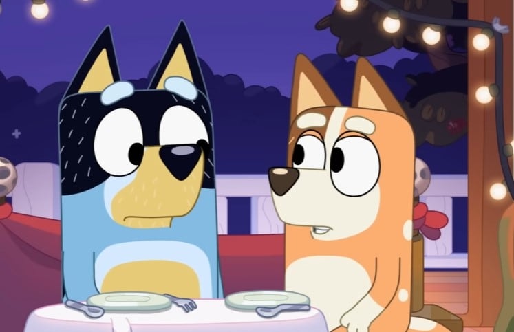 Bluey y Bingo juegan a atender un restaurante
