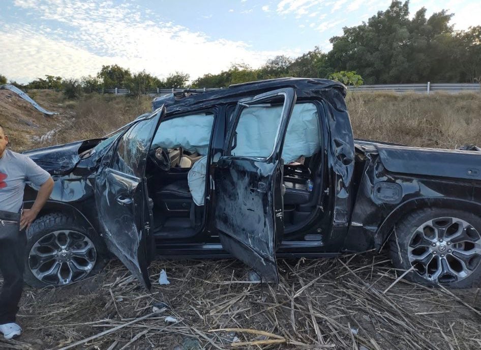 Eduin Caz sufre accidente tras volcarse su camioneta en Culiacán