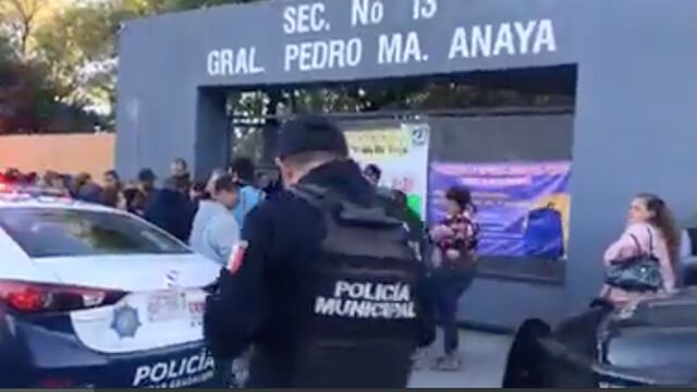 La policía arribó a la escuela