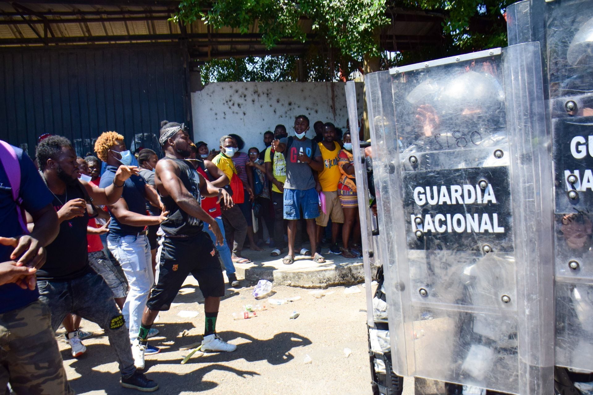 TAPACHULA, CHIAPAS, 22FEBRERO2022.- Migrantes haitianos y africanos se enfrentan con elementos de la Guardia Nacional. Los caminantes se encuentran desesperados debido a que son cientos de personas que están llegando a entregar las citas. Los inconformes lanzaron piedras y empujaron a los elementos de la GN. El enfrentamiento fue porque unos migrantes encontraron en una bolsa de basura los documentos de las personas que llegaron a las oficinas de Migración Sur.
FOTO: DAMIÁN SÁNCHEZ/CUARTOSCURO.COM