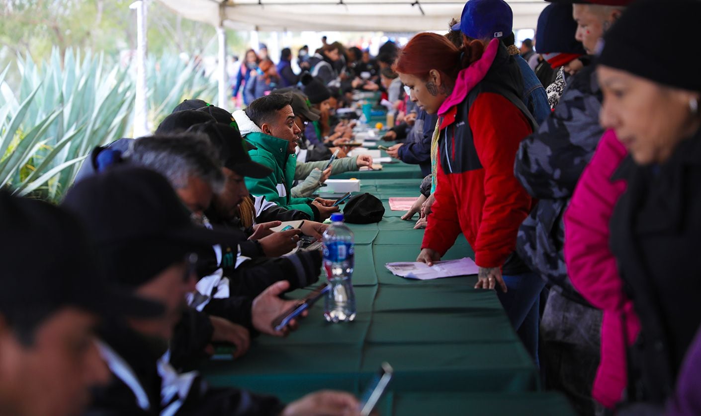 Samuel García arranca el Programa de Entrega de Tarjetas de Transporte Público