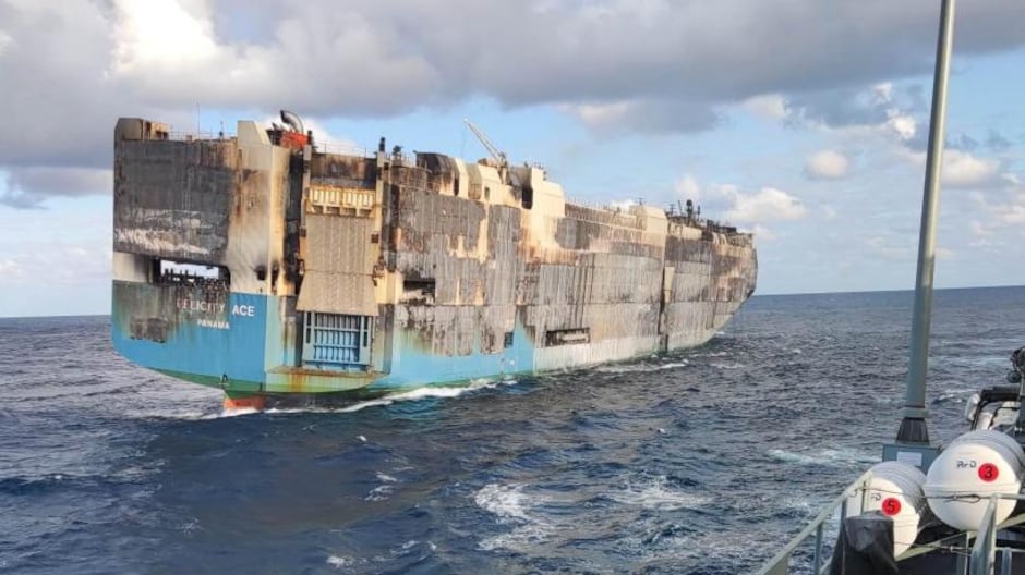 Barco que transportaba autos de lujo como Porsche y Lamborghini se hunde