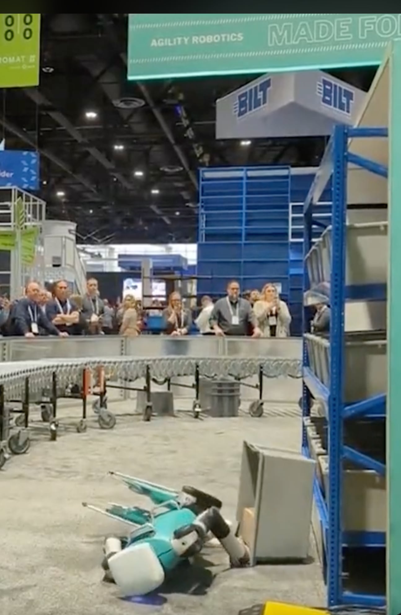 Ni el robot soportó: Colapsa tras trabajar 20 horas seguidas (VIDEO)