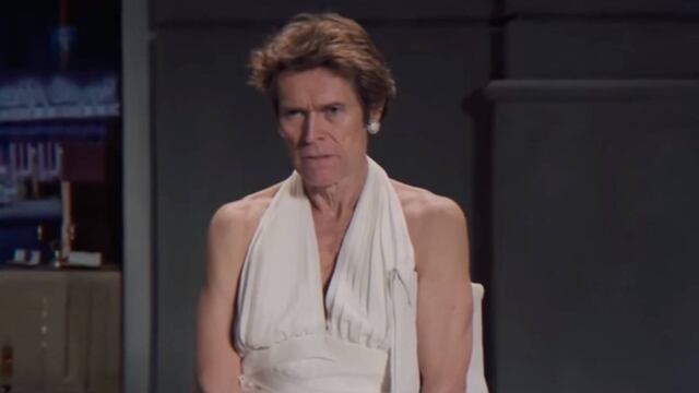 Willem Defoe en un comercial para una barra de chocolate.