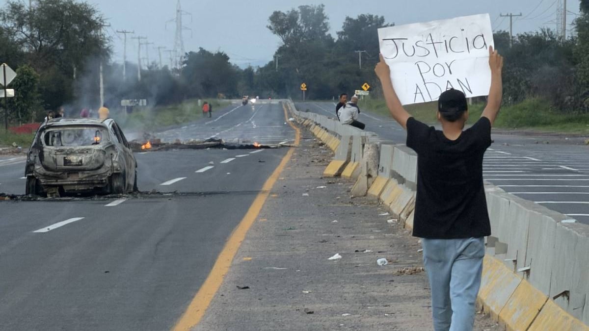 Bloqueo en Celaya deja autos incendiados tras protesta por joven asesinado