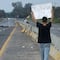 Bloqueo en Celaya deja autos incendiados tras protesta por joven asesinado