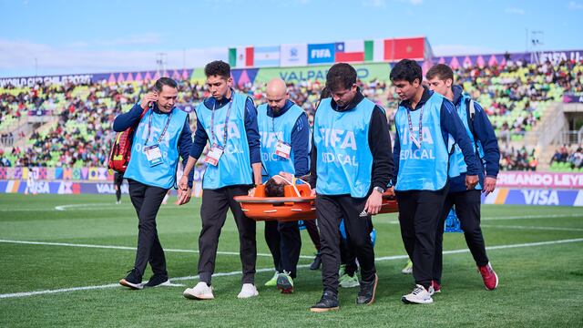 ¿Qué le pasó a Mateo Levy? El canterano de Cruz Azul salió en camilla en partido del Mundial Sub-20.