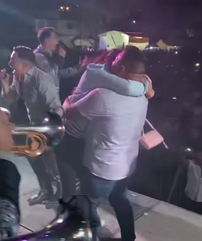 Pedida de matrimonio en concierto de La Arrolladora Banda El Limón.