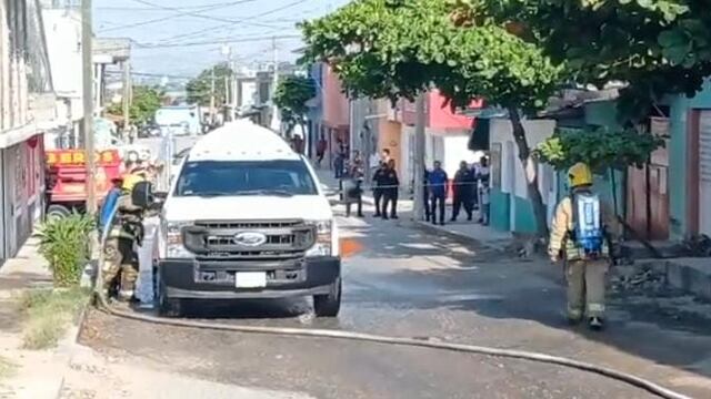 Pipa repartidora de Gas LP presenta fuerte fuga