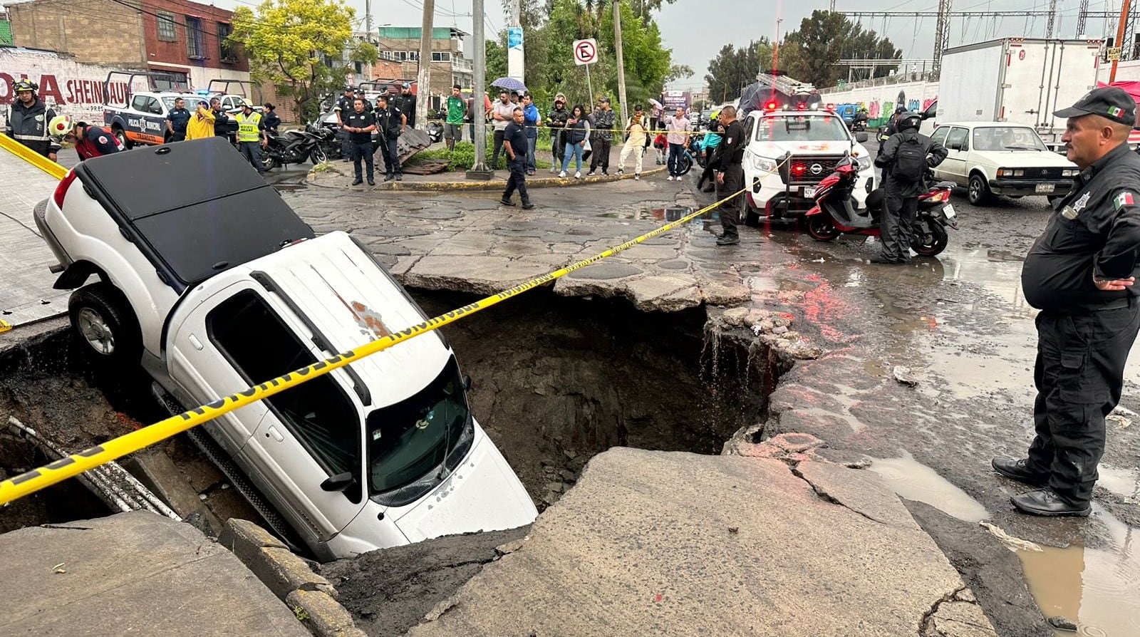 ¿Qué pasó en Ecatepec? Socavón de gran tamaño se abre y cae una camioneta