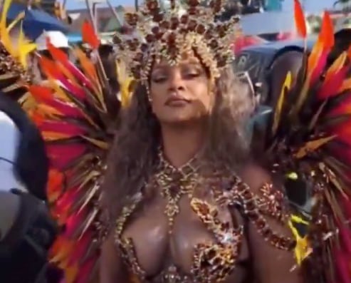 Rihanna cautiva Crop Over Festival de Barbados con revelador vestuario de pedrería