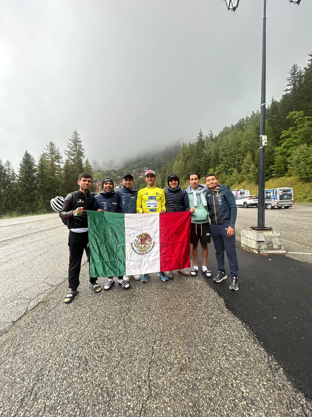 Isaac Del Toro con sus compañeros de equipo