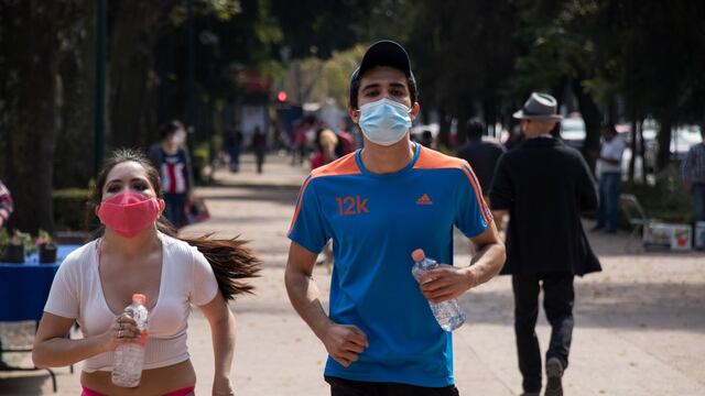 Jóvenes con cubrebocas