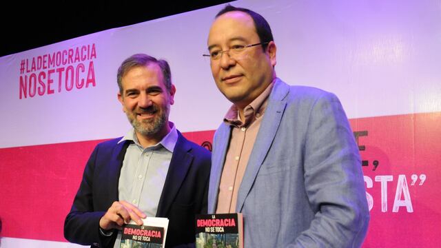 Lorenzo Córdova y Ciro Murayama presentan el libro 'La democracia no se toca'