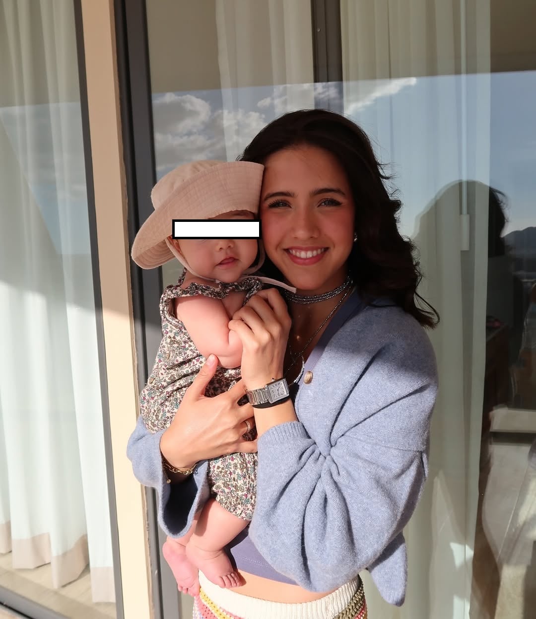 Nicole Agnesi con su bebé, Mikaela.