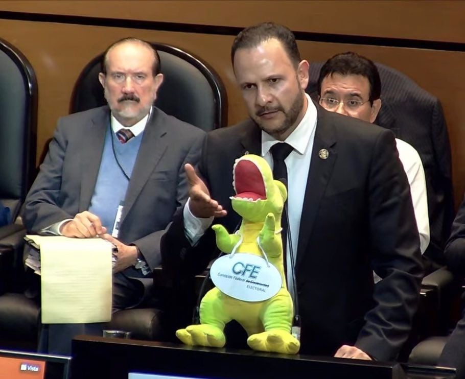 Llevan dinosaurio de peluche a Manuel Bartlett