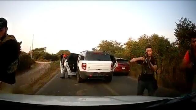 VIDEO: Sujetos armados amenazan a maestros que circulaban por carretera de Guanajuato, por quererlos rebasar
