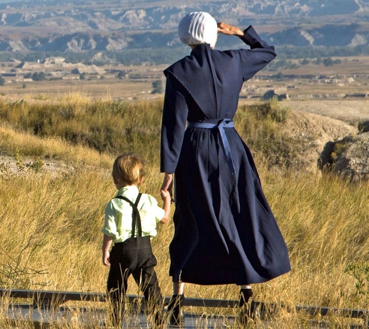 Niño menonita con su mamá