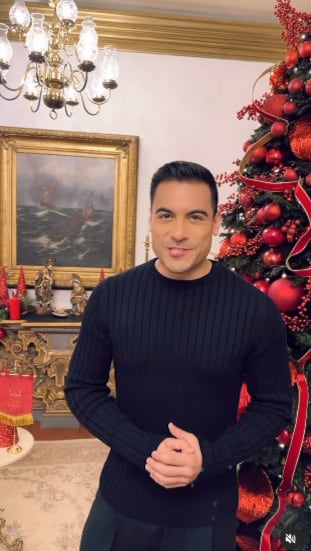 Carlos Rivera manda mensaje navideño, pero no frente a su árbol de Navidad tétrico.