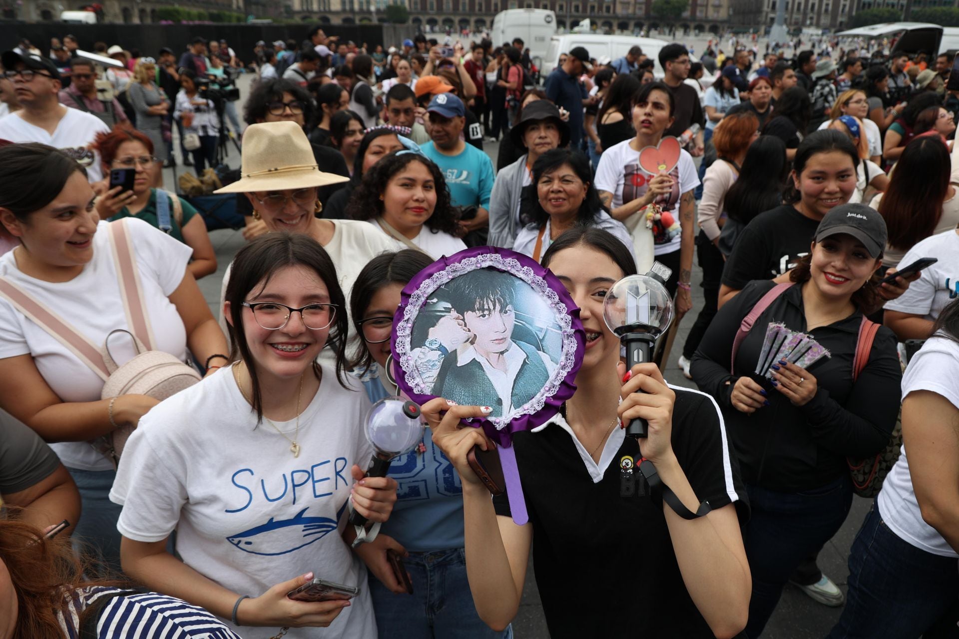 ARMYs llegan al Zócalo por rumores de una aparición de BTS en Palacio Nacional